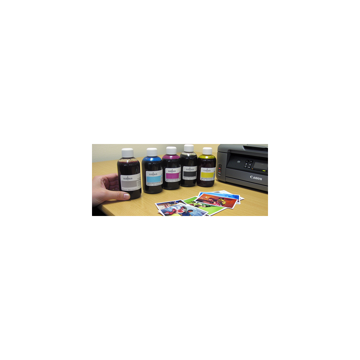 Encre colorée: six bouteilles d’encre arrière-plan et photos imprimées sur le bureau; le lot est destiné à cartouches Canon PGI5