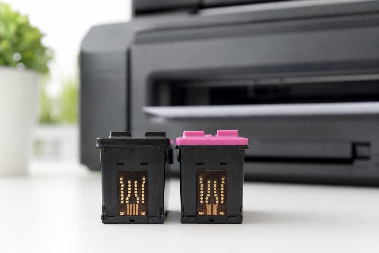 Deux cartouches d’encre compatibles hp noir et couleur posées devant une imprimante, illustration du choix de meilleures cartouches. # meilleur marque cartouche compatible hp